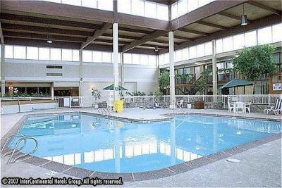 Ramada Inn Overland Park - Pool (holidome)