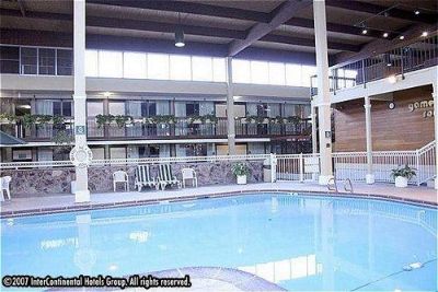 Ramada Inn Overland Park - Pool (holidome)