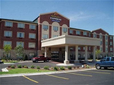 Holiday Inn Express Hotel & Suites at Bass Pro - Holiday Inn Express Broken Arrow