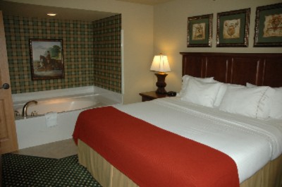 Holiday Inn Express Hotel & Suites at Bass Pro - Ambassador Suite (jacuzzi)