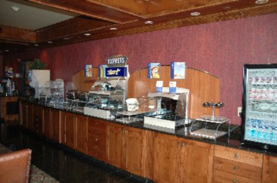 Holiday Inn Express Hotel & Suites at Bass Pro - Breakfast Bar
