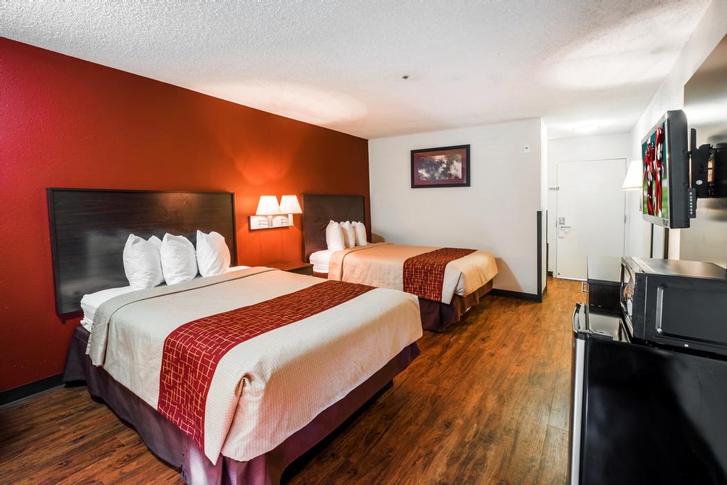 Red Roof Inn - Heated Pool