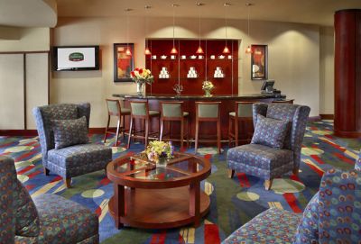 Lounge With Bar
