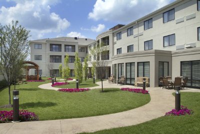 Courtyard by Marriott - Outdoor Courtyard