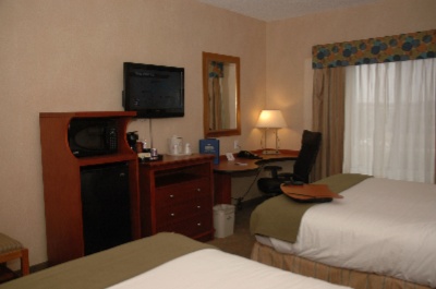 Holiday Inn Express Hotel & Suites - 32 Inch Flat Screens Refrigerator And Microwave And Desk Areas In Every Room