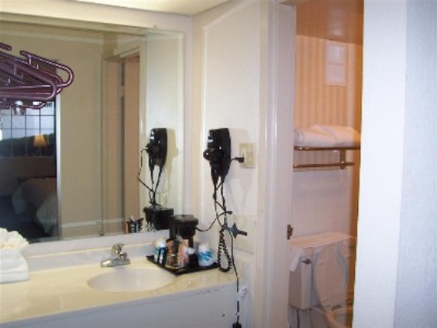 Quality Inn & Sutes - Bathroom