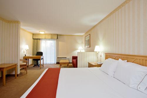 Holiday Inn Express Hotel & Suites - 