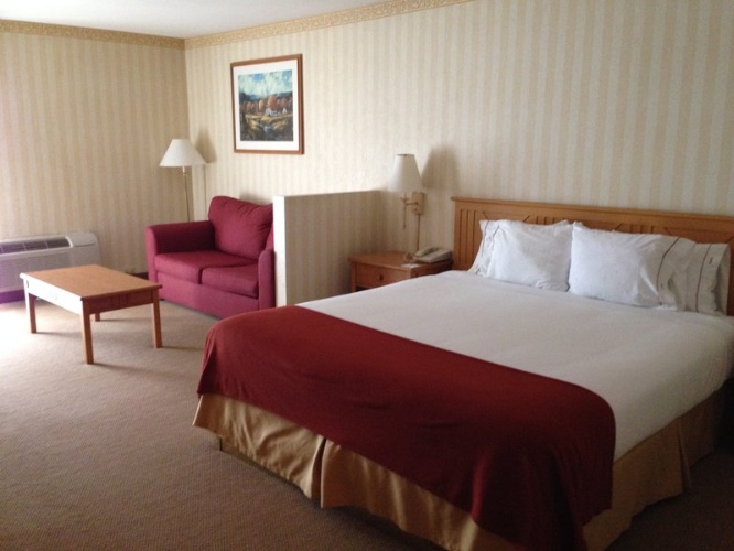 Holiday Inn Express Hotel & Suites - Executive Suite With King Bed