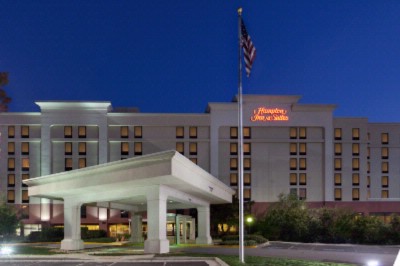 Hampton Inn & Suites Alexandria Old Town Area - Main Entrance To The Hotel