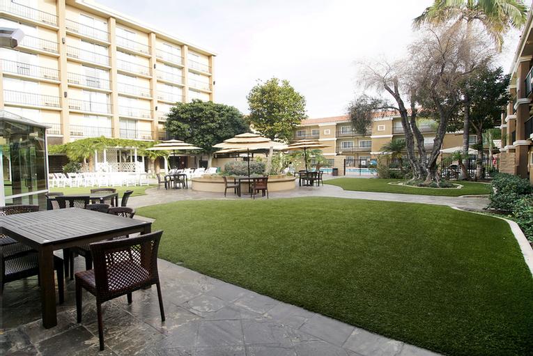 Crowne Plaza Hotel Fullerton - Griswold's Bar And Grill