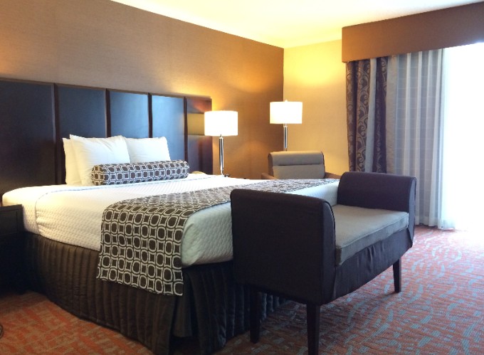 Crowne Plaza Hotel Fullerton - Ruby Begonia's Restaurant