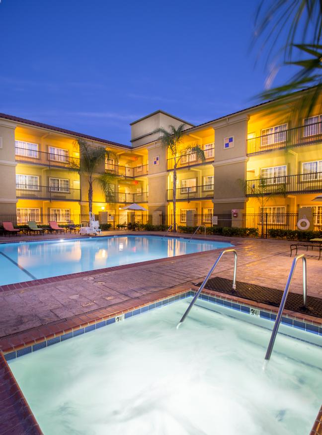 Crowne Plaza Hotel Fullerton - Large Size Outdoor Heated Pool