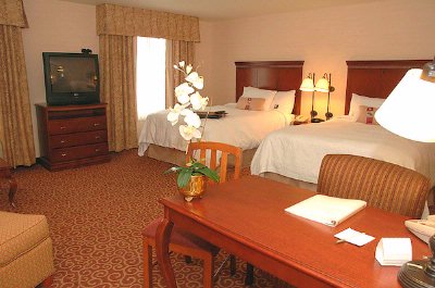Hampton Inn & Suites - 