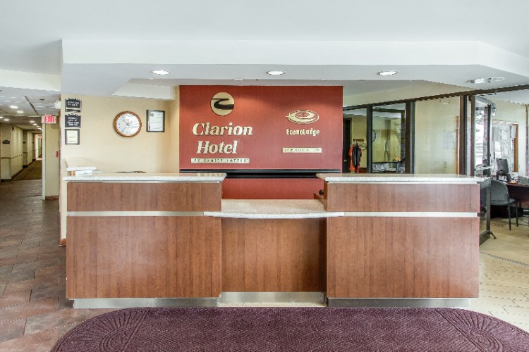 Clarion Hotel - Clarion Hotel Front Desk