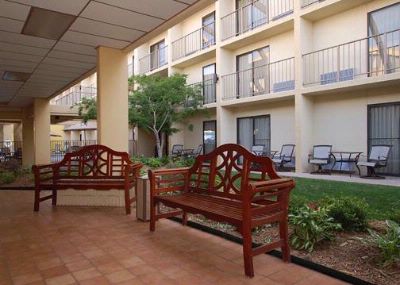 Clarion Hotel - Clarion Hotel Courtyard 2
