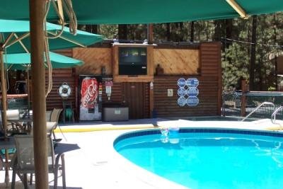 Golden Bear Cottages Resort - Heated Pool Family Movies At Night
