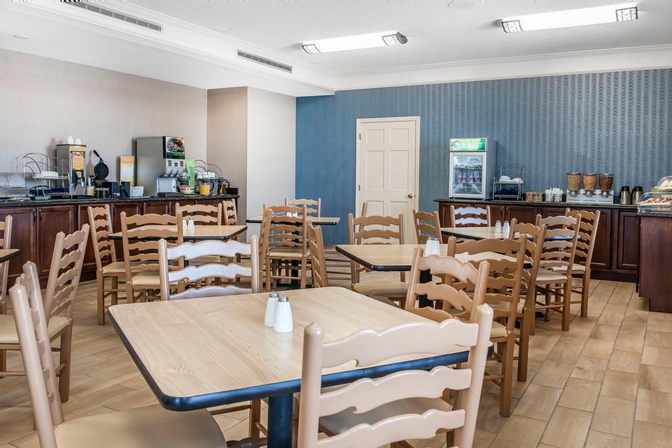 Quality Inn - Parlor With Love Seat