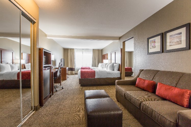 Comfort Suites Victorville - Front Desk