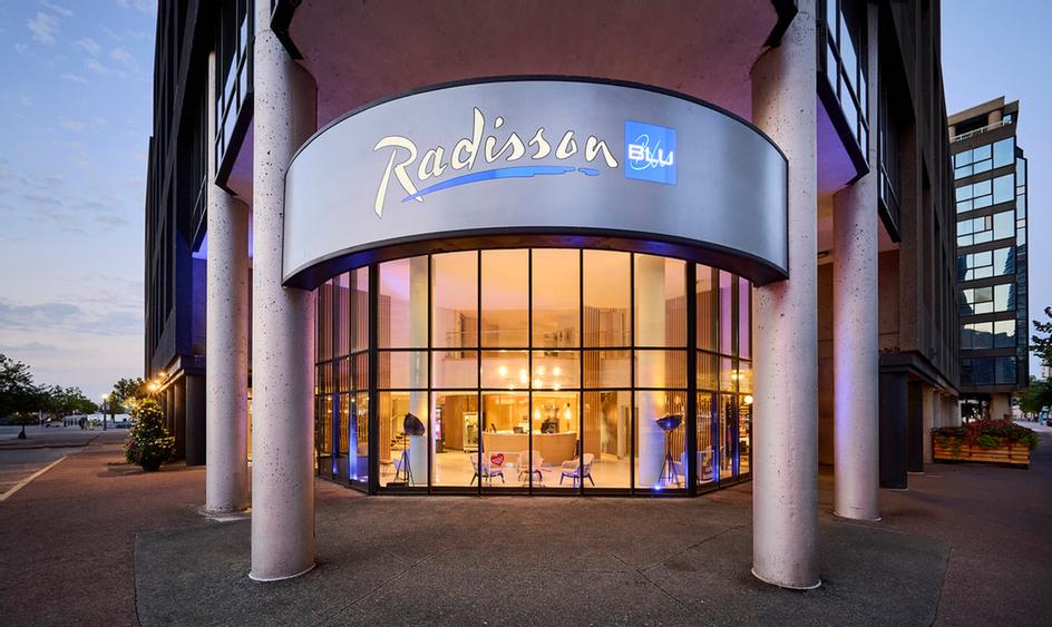Radisson Admiral Hotel Toronto Harbourfront - Outdoor Pool Shot 1