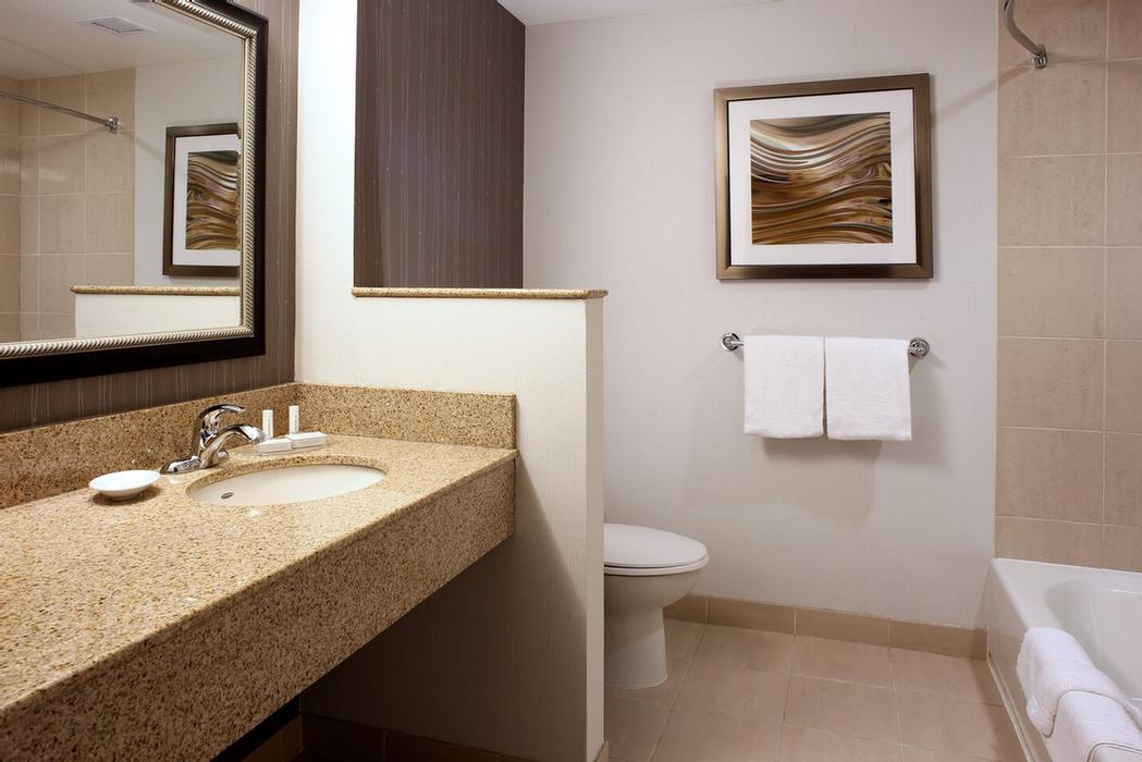 Courtyard by Marriott Hotel Hamilton - 