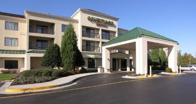 Exterior Of The Courtyard Chesapeake