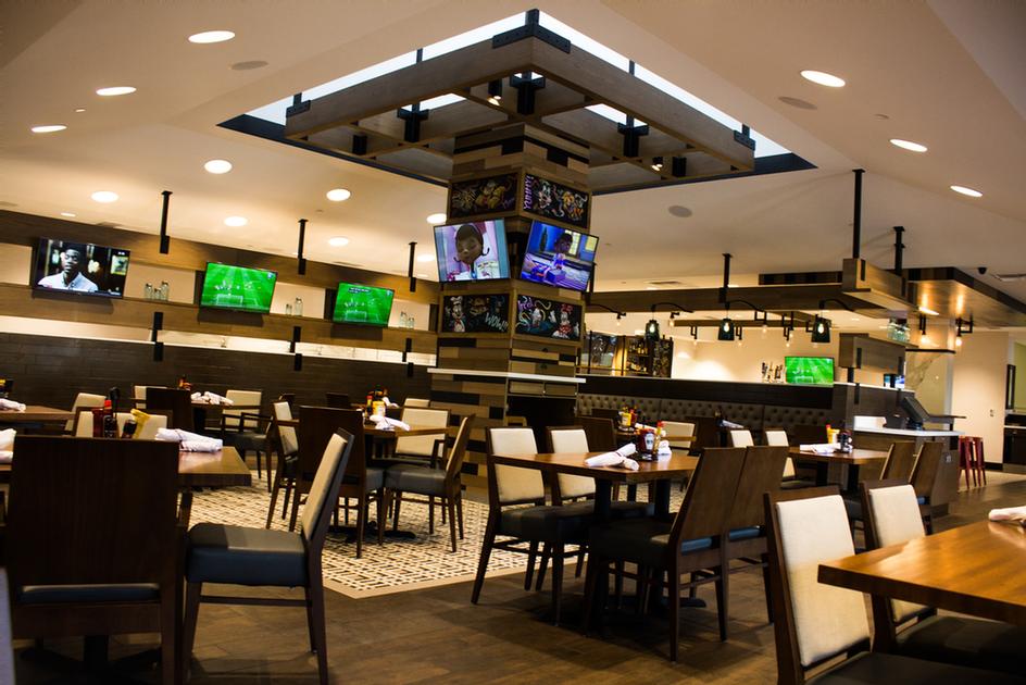 Holiday Inn Anaheim Resort - Have A Drink At The Bar