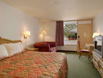 Days Inn Savannah Southside - King Bed Room