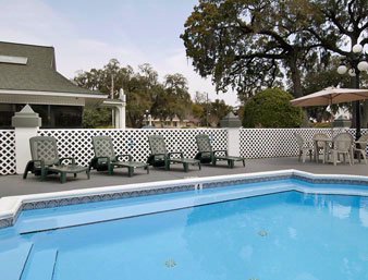 Days Inn Savannah Southside - Pool Area