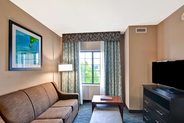 Staybridge Suites Aurora / Naperville - Sit And Relax While You Enjoy Our Complimentary Hotel Breakfast Buffet With Your Friends And Family