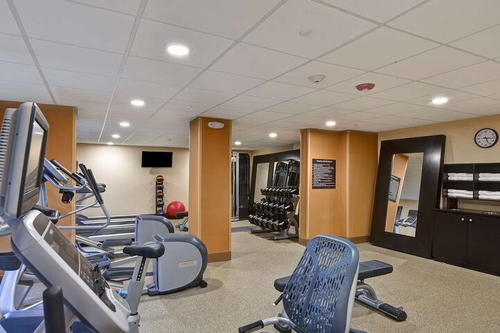 Staybridge Suites Aurora / Naperville - Enjoy The Outdoors In Our Beautiful Courtyard. You Can Bar-b Q On Our Gas Grills Or Play A Game Of Tennis Basketball Volleyball Or Badmitten With Friends.
