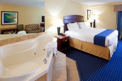 Holiday Inn Express Hotel & Suites - 