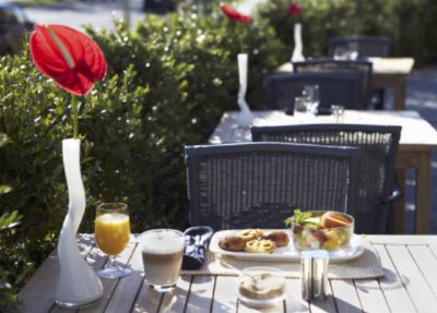 Oswego Hotel - Breakfast On The Patio
