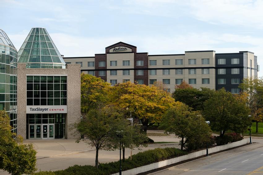 Radisson on John Deere Commons - Pool And Jacuzzi Area