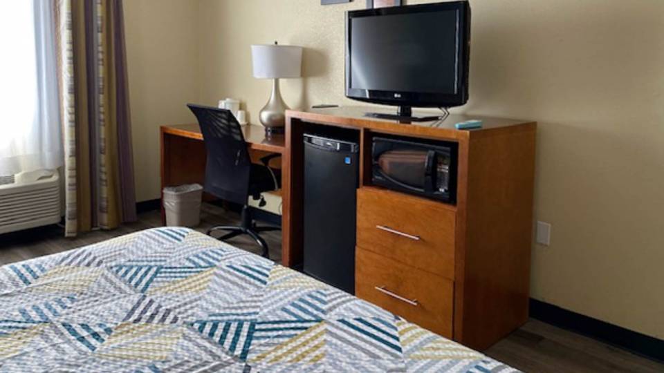 2 Full Size Double Beds