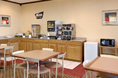 Travelodge Inn & Suites Historic Area - Breakfast Room Coffee & Tea Available 24/7