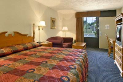 Travelodge Inn & Suites Historic Area - Standard 1 King Bed Room