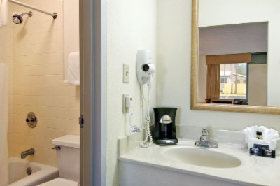 Travelodge Inn & Suites Historic Area - Standard Bathroom W/ Hairdryer & Coffeemaker