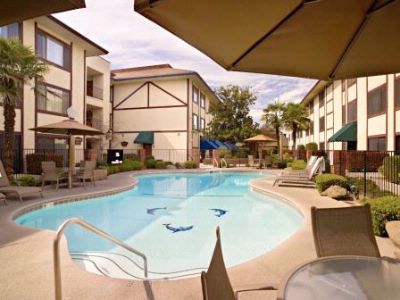 Piccadilly Inn Hotels - Relax In Our Outdoor Pool And Spa