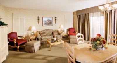Piccadilly Inn Hotels - Suite Parlor