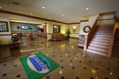 Mountain Inn & Suites Airport