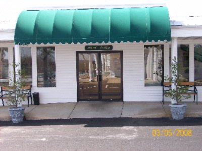 Lynina Inn - Entrance