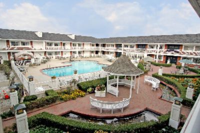 Best Western Georgian Inn - Outdoor Pool & Courtyard