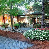 Days Hotel & Conference Centre Toronto Airport E - Outside Patio - Good for Summer Parties