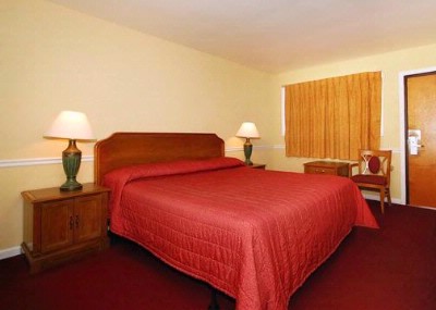 Rodeway Inn Lyons - 1 King Bed