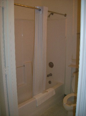 Crestwood Suites Austin - Full Bathroom With Tub And Or Shower