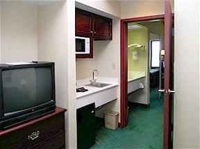 Quality Suites - Spacious Suite With Kitchen Area