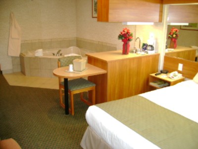 Microtel Inn & Suites - Jacuzzi Suite