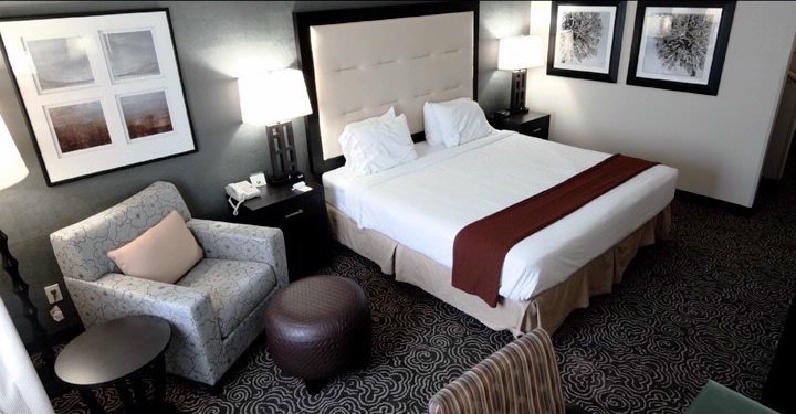 Holiday Inn Express - 