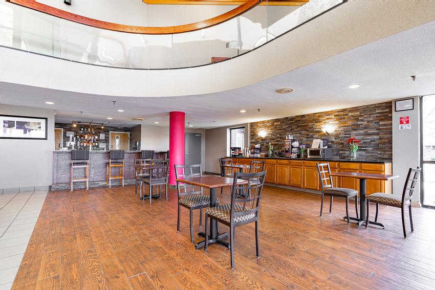 Ramada Columbus North - Breakfast Area