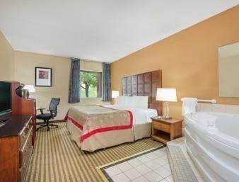 Ramada Columbus North - Jacuzzi Suite